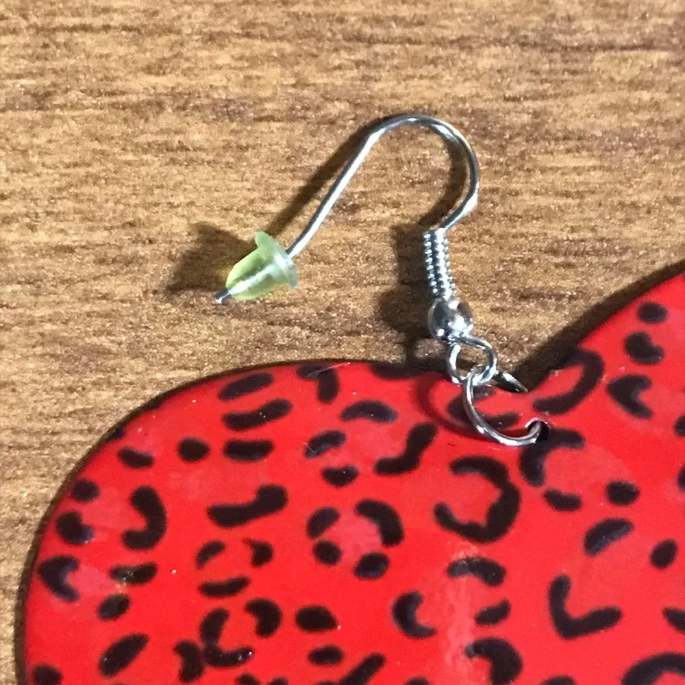 ☀️WEEKEND SALE☀️ ☀️Red leopard print heart earrings - Picture 3 of 4